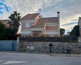 Vista exterior de Casa adosada en venda en Otura amb Jardí privat i Moblat