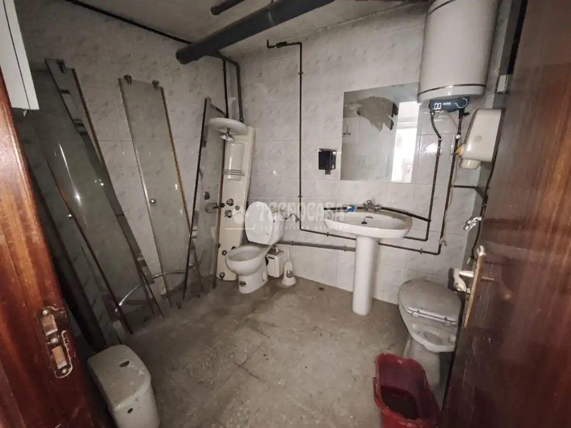 Baño de Local en venta en Parla