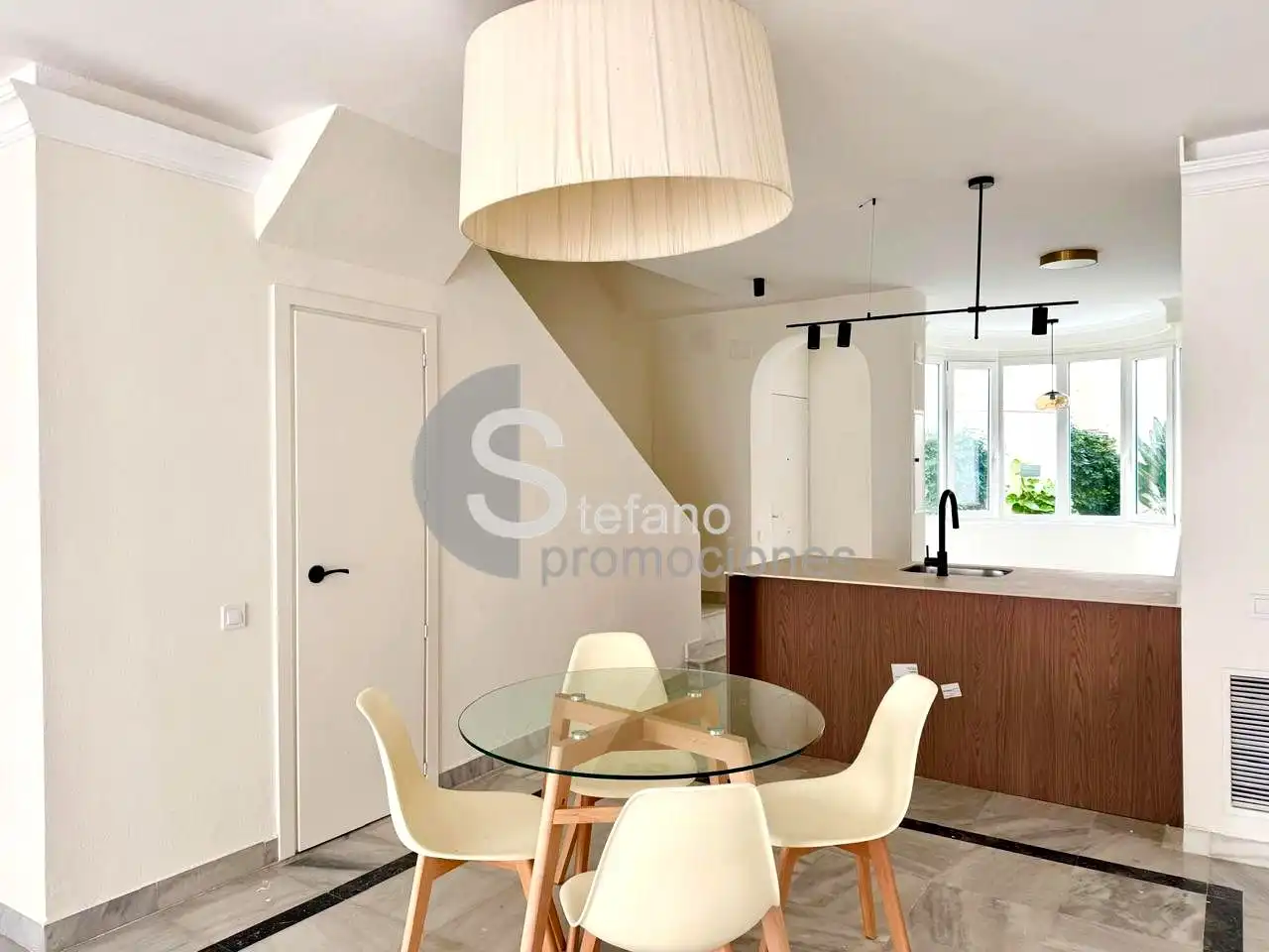 Menjador de Planta baixa en venda en Marbella amb Aire condicionat, Jardí privat i Terrassa