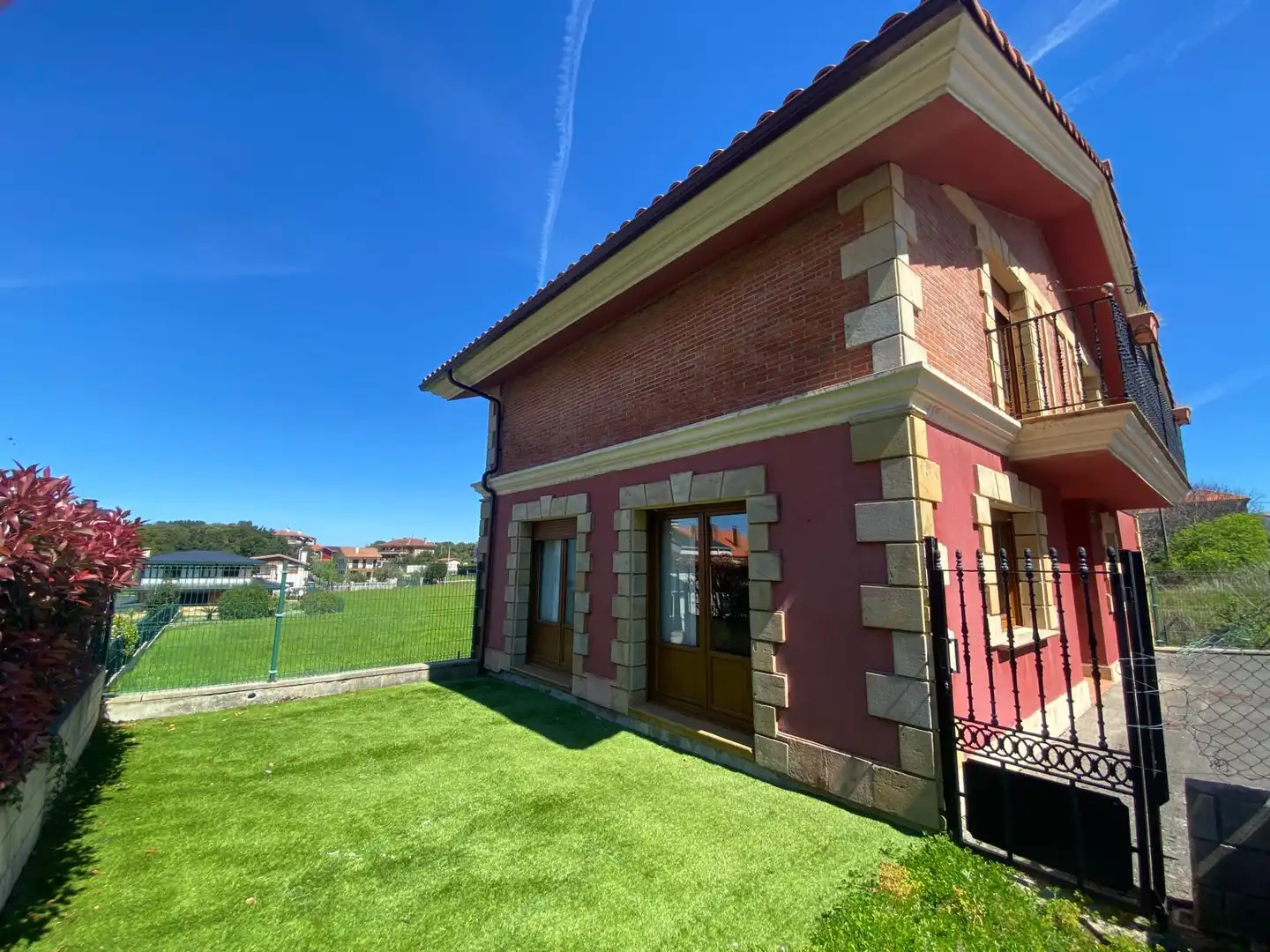 Vista exterior de Casa o chalet en venta en Castro-Urdiales con Calefacción, Jardín privado y Terraza