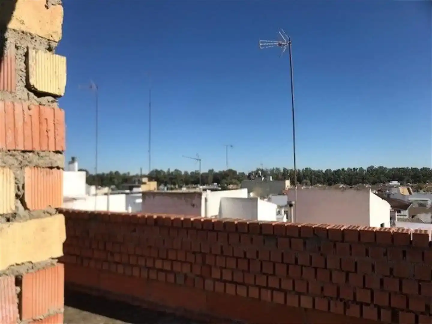 Vista exterior de Casa adosada en venda en Gelves amb Balcó