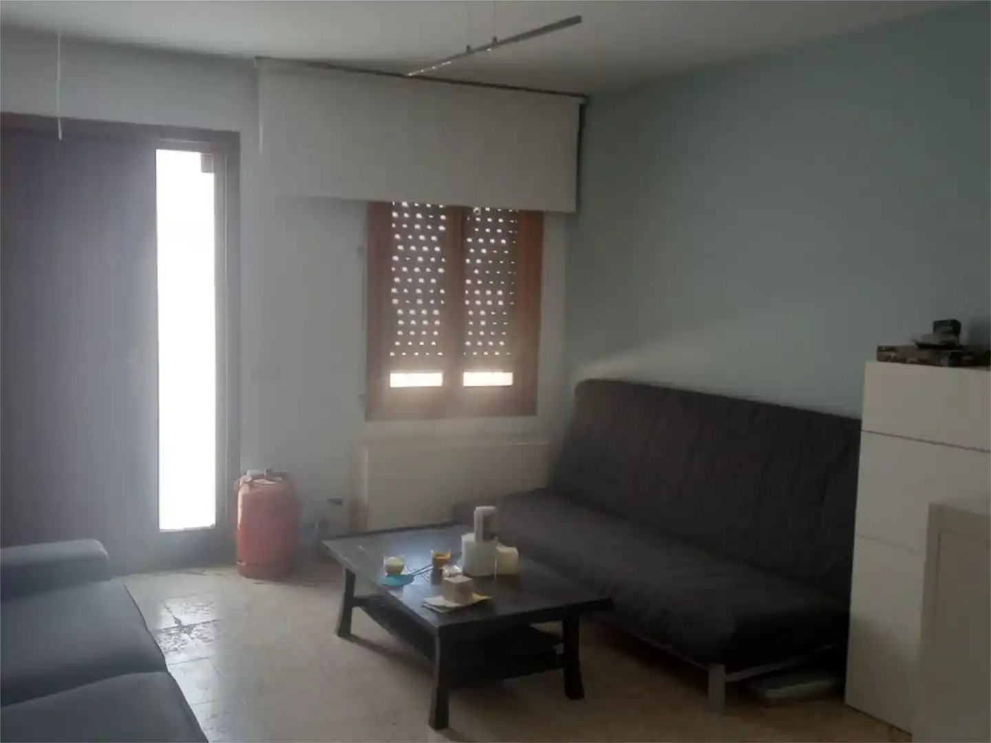 Sala d'estar de Casa adosada en venda en Alarcón amb Moblat i Balcó