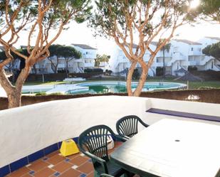 Jardí de Apartament de lloguer en Chiclana de la Frontera amb Terrassa i Piscina comunitària