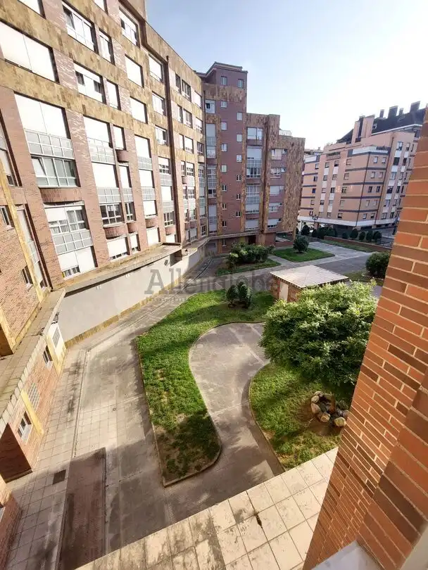 Vista exterior de Pis en venda en Oviedo  amb Calefacció