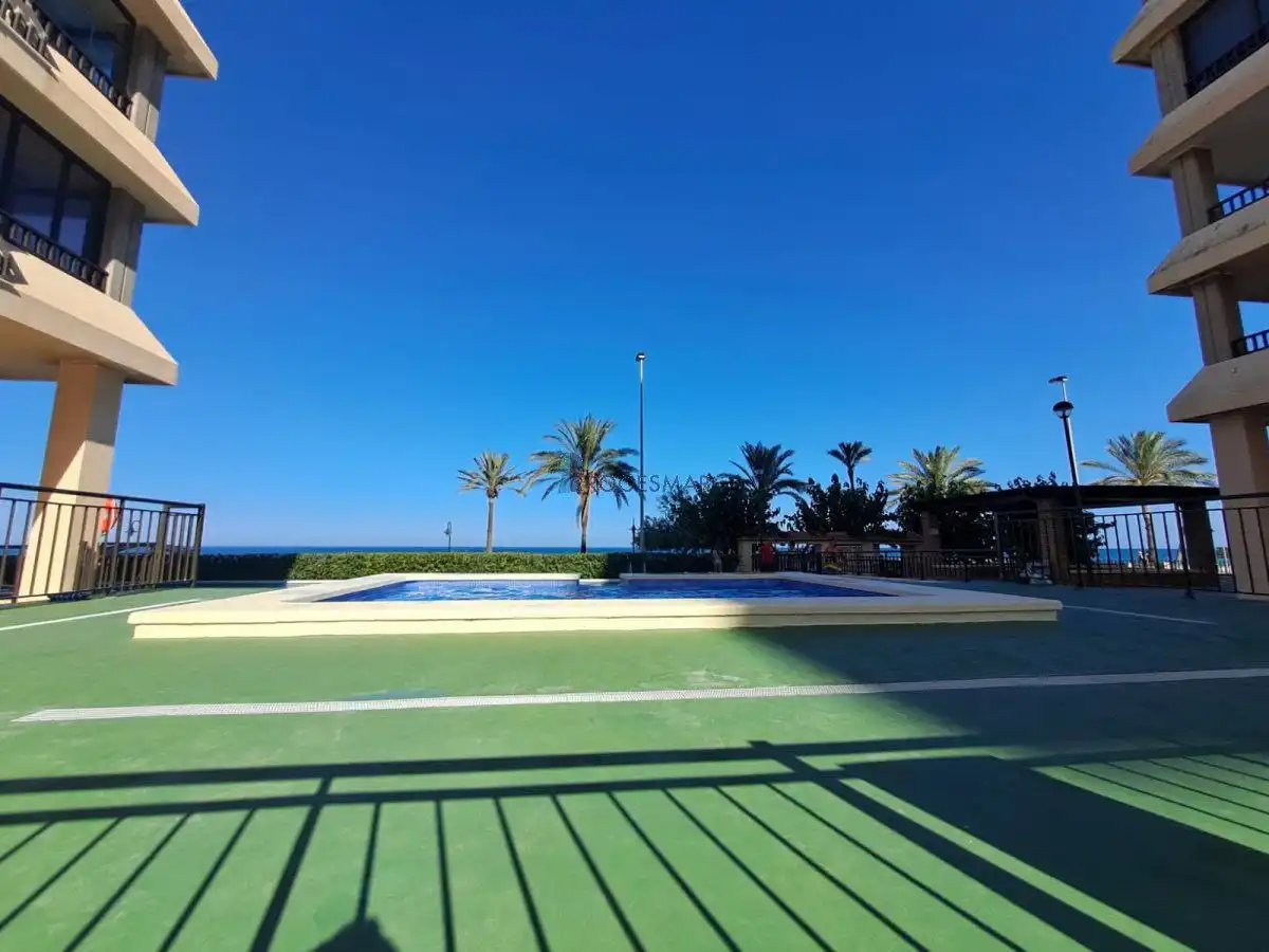 Piscina de Apartament en venda en Benicasim / Benicàssim amb Terrassa, Traster i Piscina comunitària