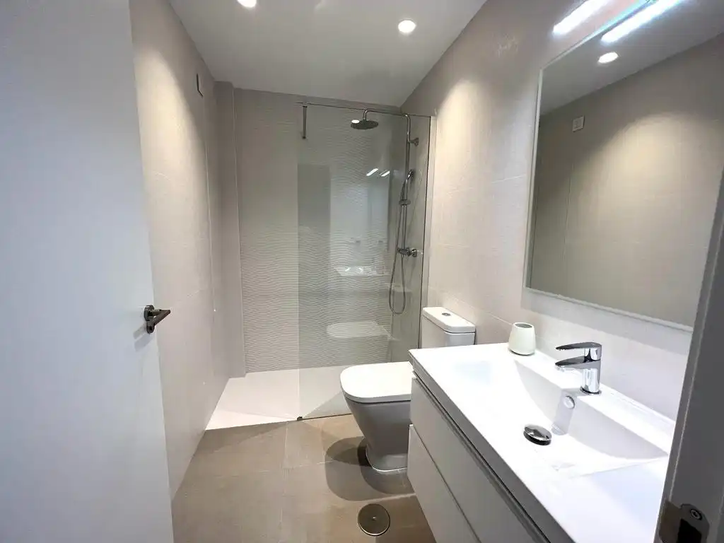 Baño de Apartamento en venta en L'Alfàs del Pi con Aire acondicionado, Calefacción y Jardín privado