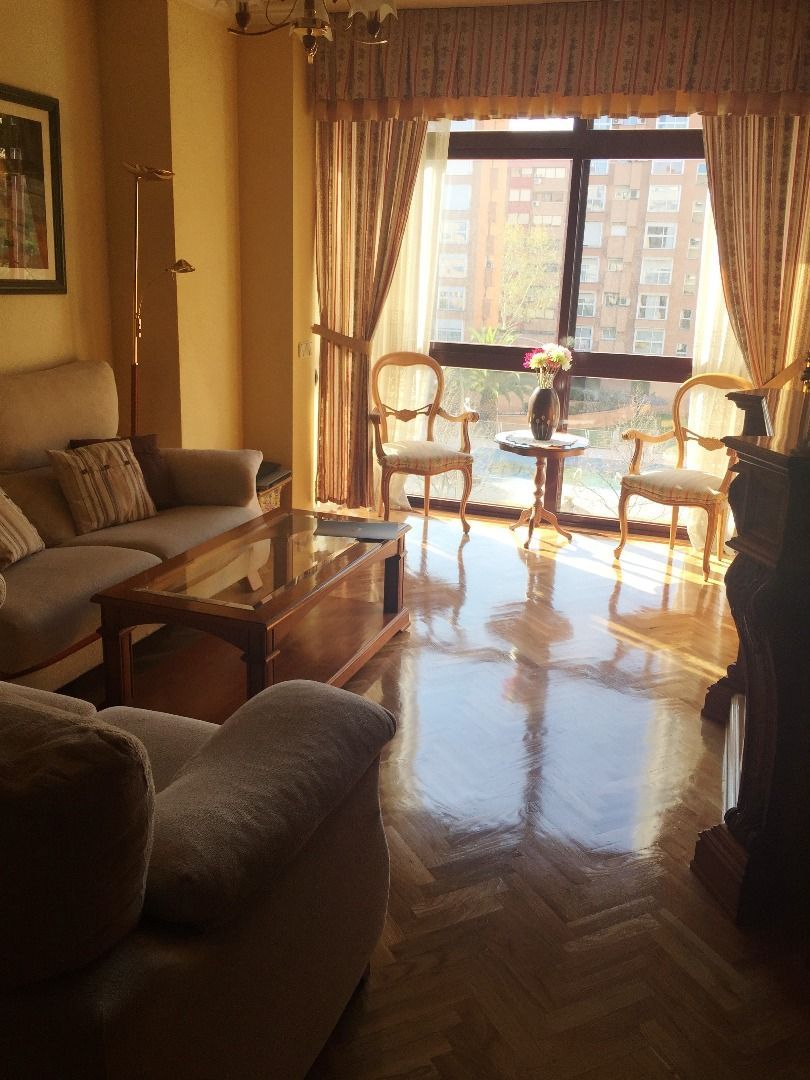 Sala d'estar de Pis de lloguer en  Madrid Capital amb Aire condicionat, Calefacció i Jardí privat