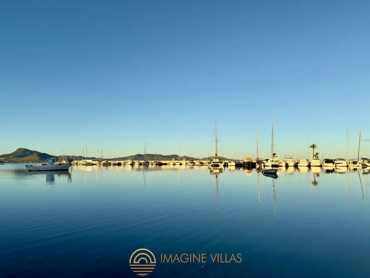 Vista exterior de Àtic en venda en La Manga del Mar Menor amb Terrassa, Traster i Piscina comunitària