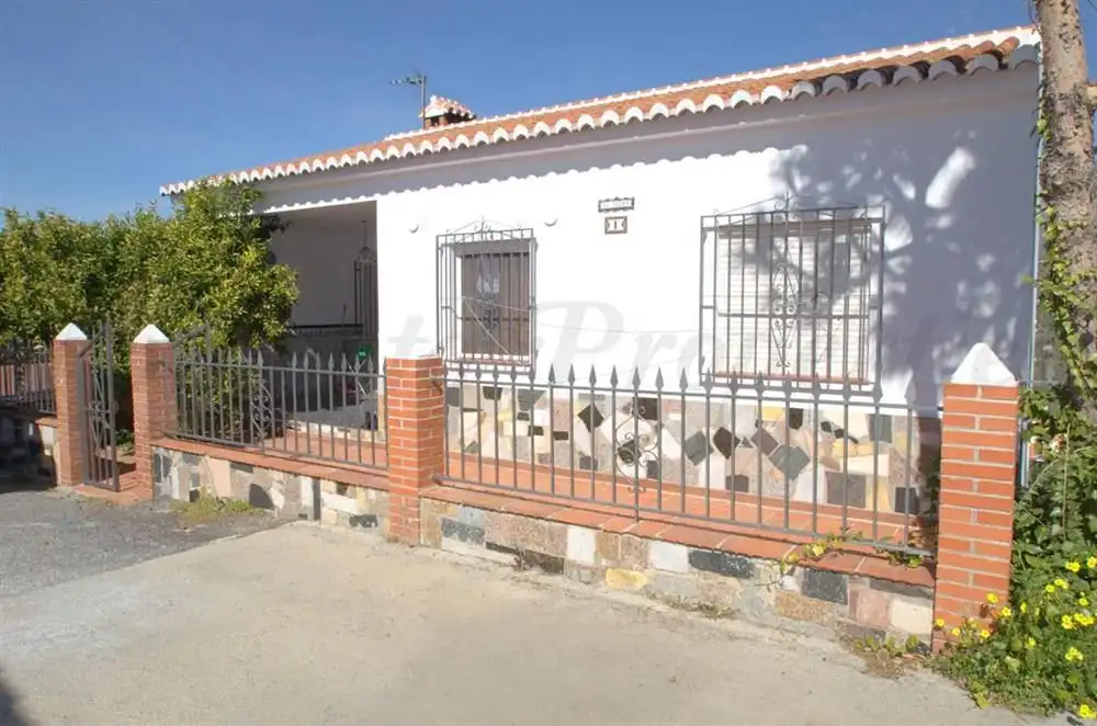 Casa con jardín en venta en Sayalonga