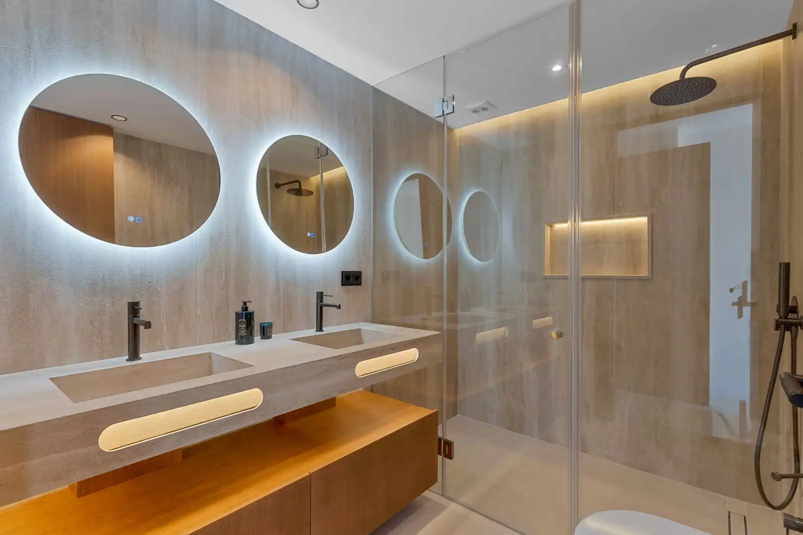 Bathroom of Apartments for sale in Marbella  with Air Conditioner, Terrace and Swimming Pool