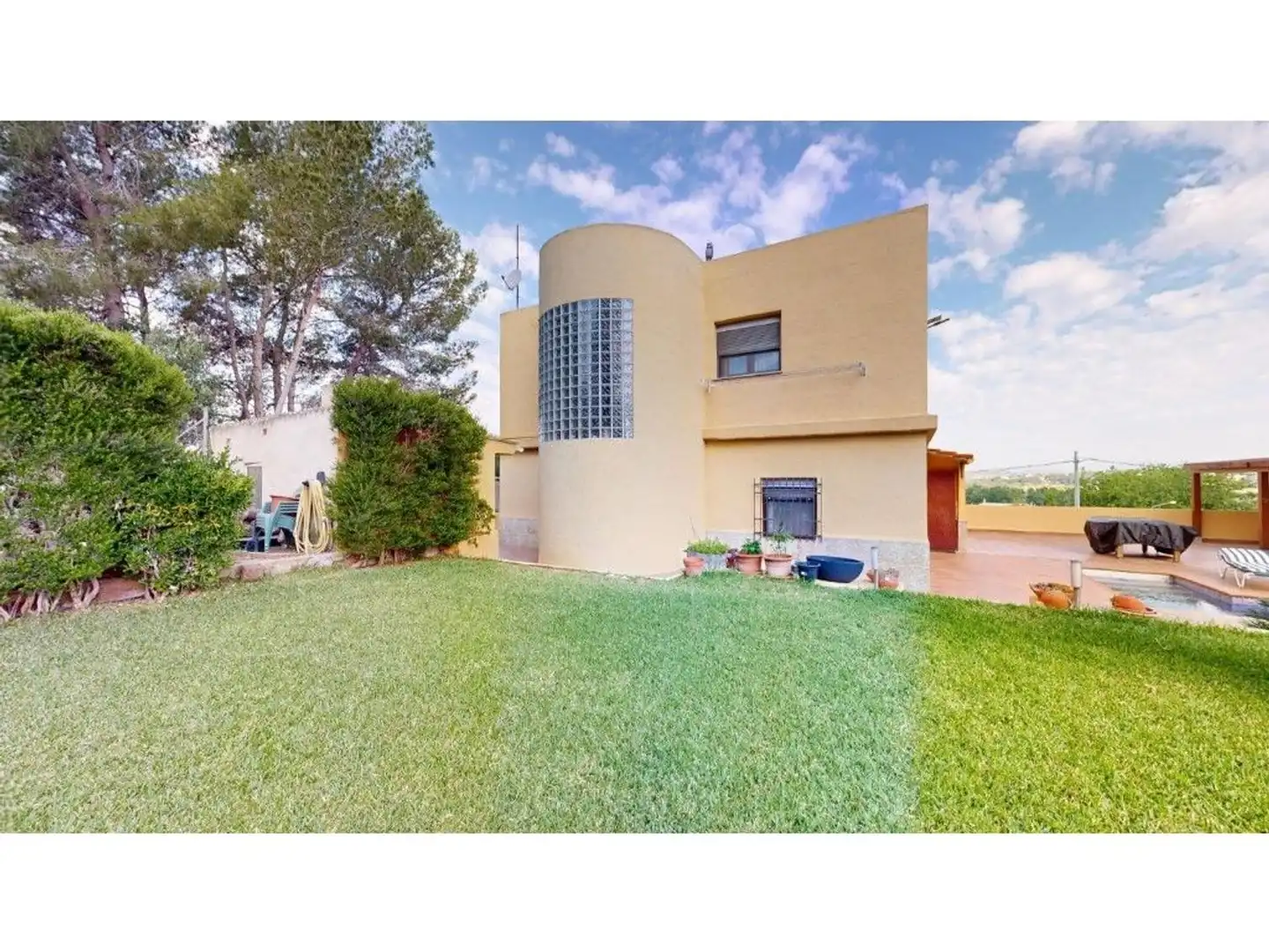 Vista exterior de Casa o xalet en venda en Riba-roja de Túria amb Aire condicionat, Calefacció i Jardí privat