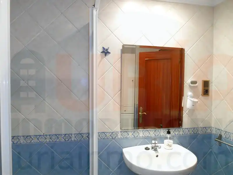 Baño de Piso en venta en Oviedo  con Calefacción, Trastero y Amueblado