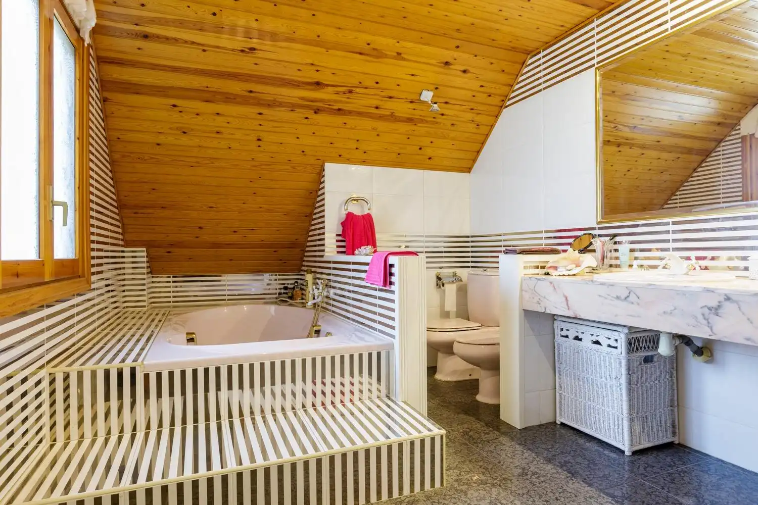 Bathroom of Houses for sale in Zaragoza  with Air Conditioner, Heating and Private garden