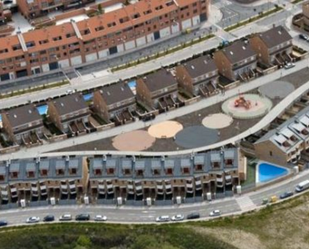 Vista exterior de Casa adosada en venda en Villanueva del Pardillo amb Aire condicionat, Terrassa i Balcó