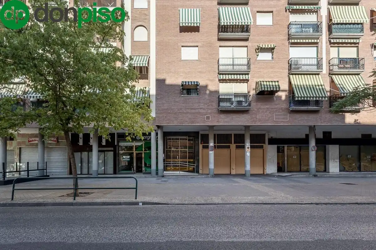 Außenansicht von Wohnung zum Verkauf in Granada mit Klimaanlage und Terrasse
