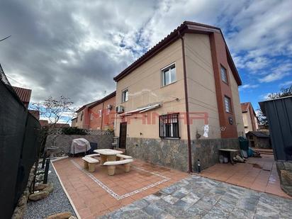 Vista exterior de Casa adosada en venda en Seseña amb Aire condicionat, Calefacció i Jardí privat