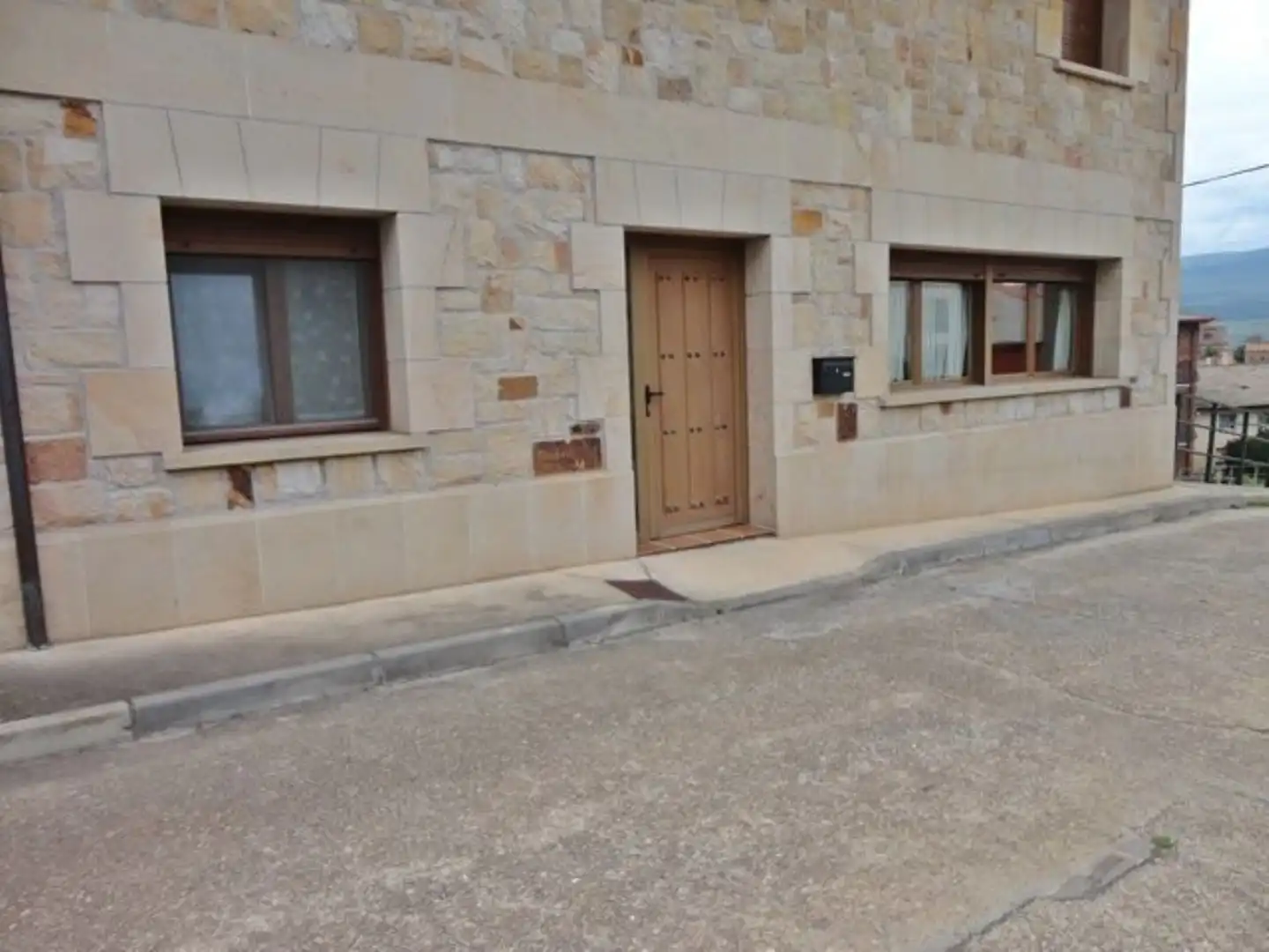 Vista exterior de Casa adosada en venta en Vilviestre del Pinar con Calefacción