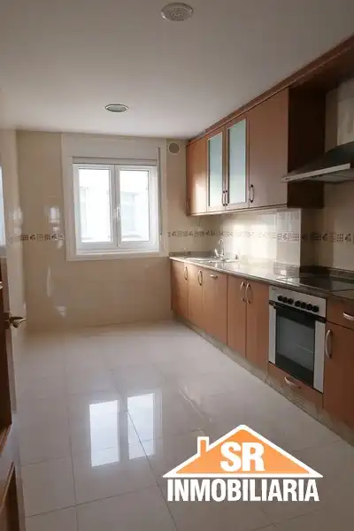 Cocina de Piso de alquiler en A Coruña Capital  con Calefacción, Parquet y Horno