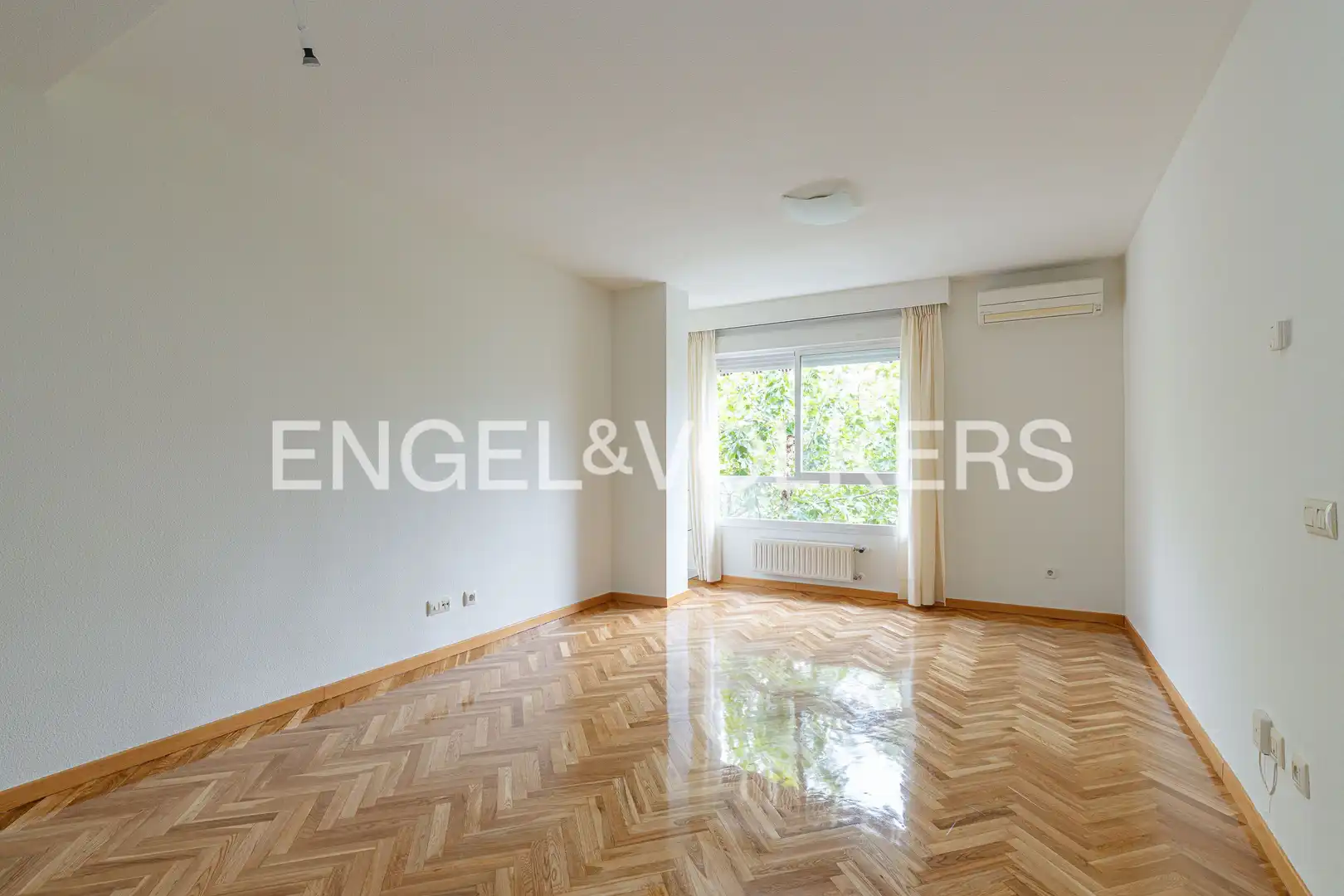 Sala de estar de Piso de alquiler en Pozuelo de Alarcón con Aire acondicionado, Calefacción y Parquet