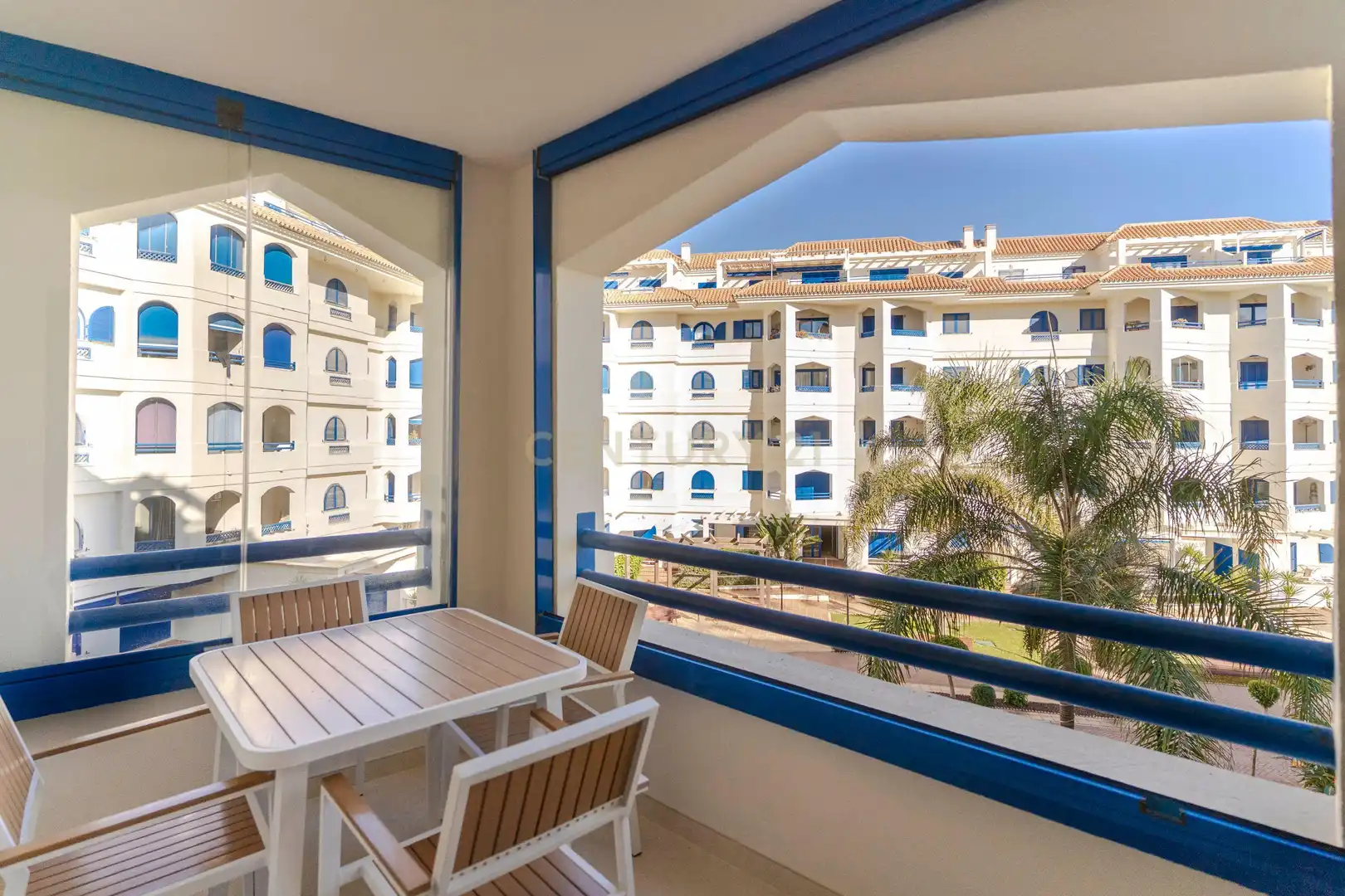 Terrasse von Wohnung zum Verkauf in Manilva mit Privatgarten, Abstellraum und Gemeinschaftspool