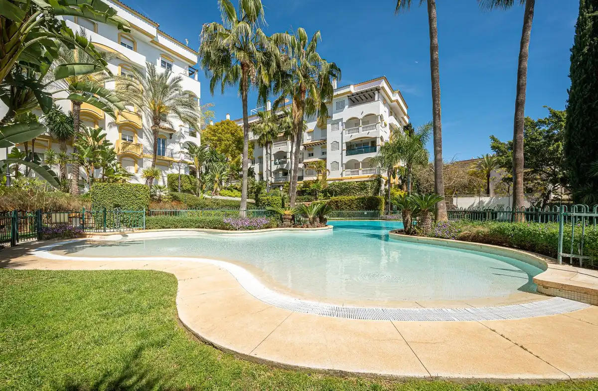 Vista exterior de Àtic en venda en Marbella amb Aire condicionat, Terrassa i Moblat