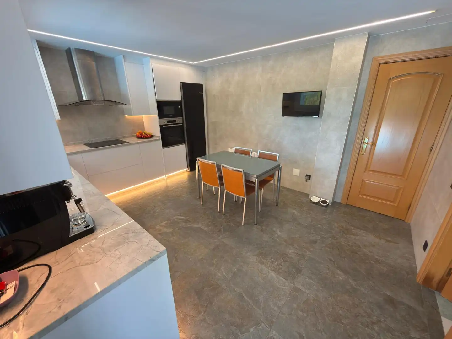 Cuina de Casa o xalet en venda en Sant Boi de Llobregat amb Calefacció, Jardí privat i Parquet