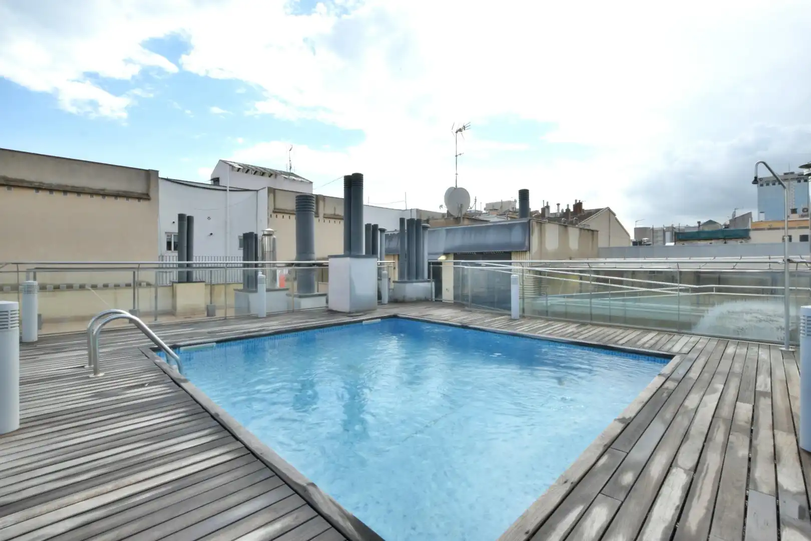Piscina de Piso en venta en Barcelona con Parquet, Terraza y Balcón