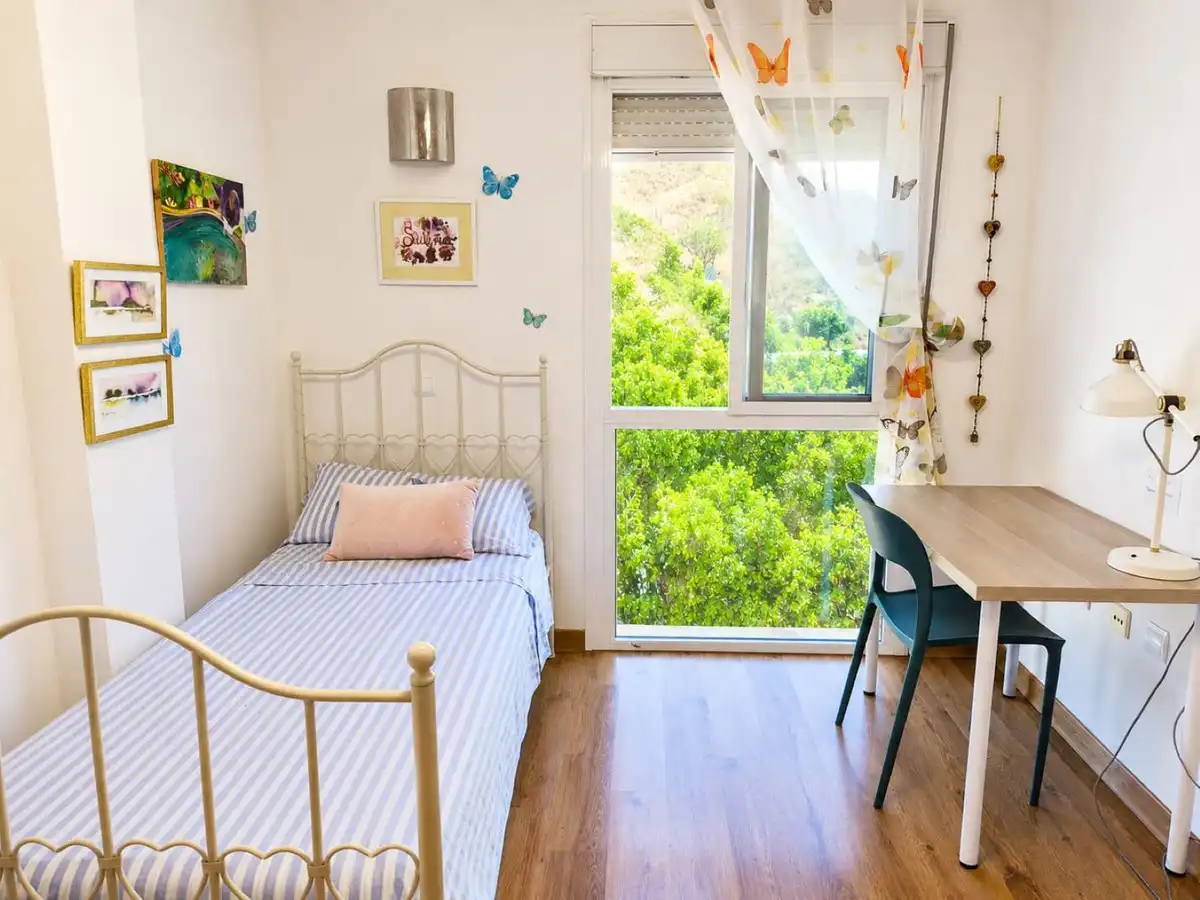 Schlafzimmer von Einfamilien-Reihenhaus zum Verkauf in Benalmádena mit Klimaanlage, Heizung und Privatgarten
