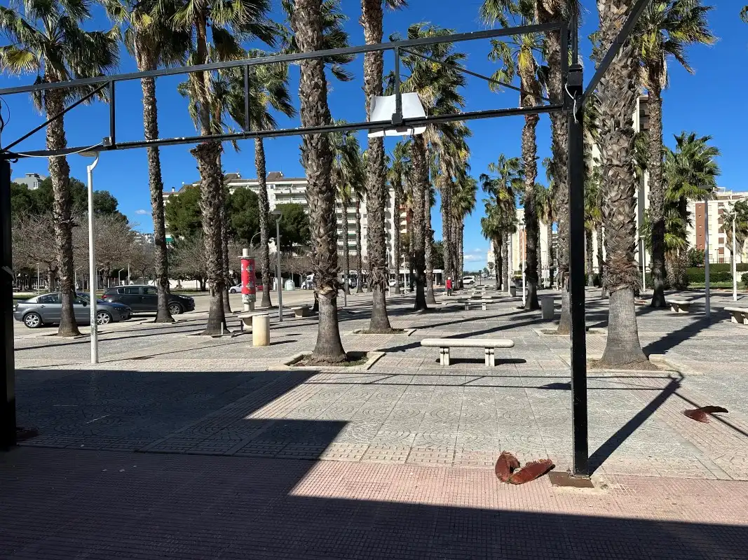 Vista exterior de Local de alquiler en Gandia con Terraza y Alarma