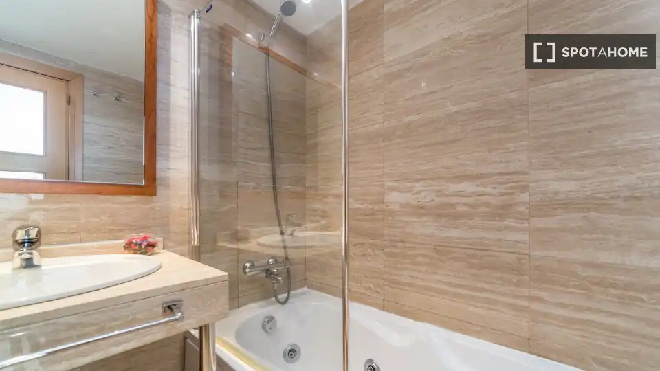 Badezimmer von Wohnung zur Miete in Valencia mit Klimaanlage, Heizung und Möbliert