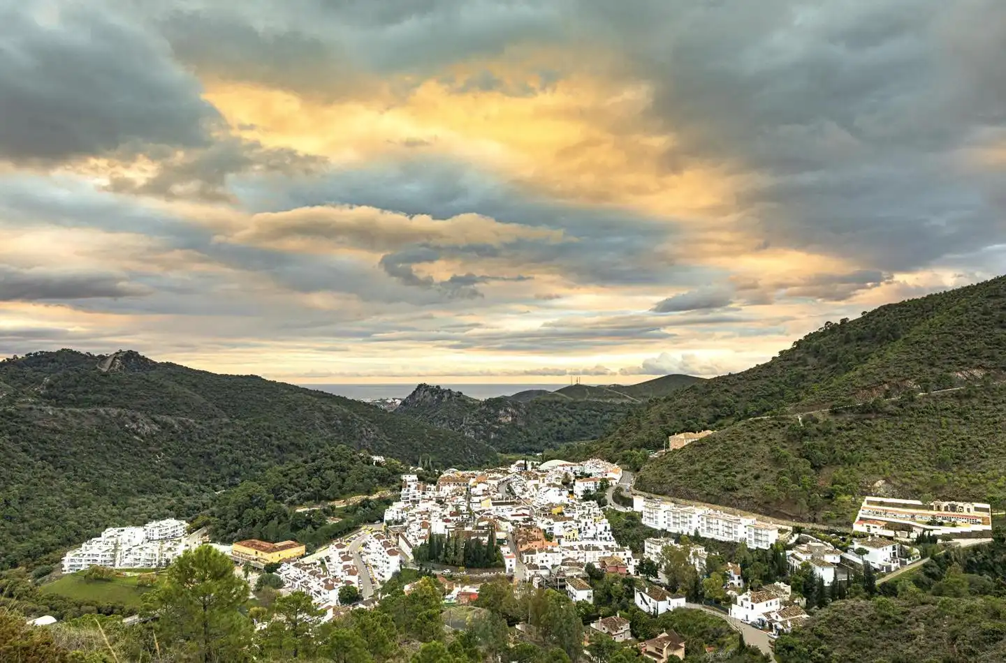 Exterior view of Apartments for sale in Benahavís  with Air Conditioner, Heating and Terrace