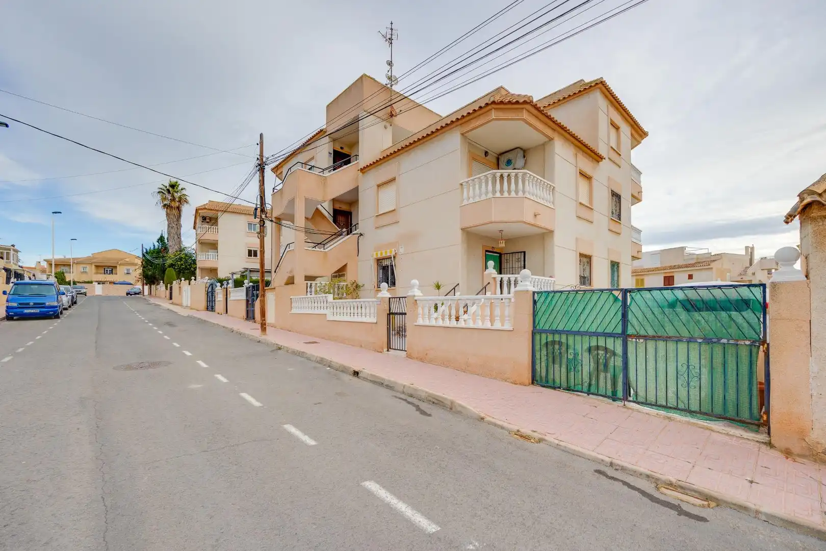 Vista exterior de Apartament en venda en Torrevieja amb Aire condicionat, Jardí privat i Terrassa