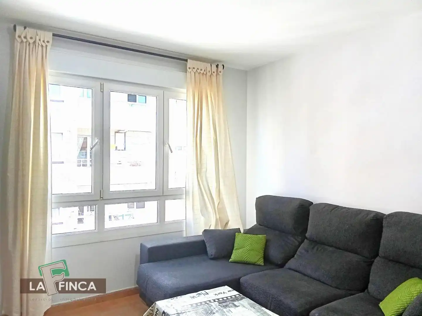 Habitación de Apartamento en venta en Gijón  con Calefacción, Parquet y Trastero