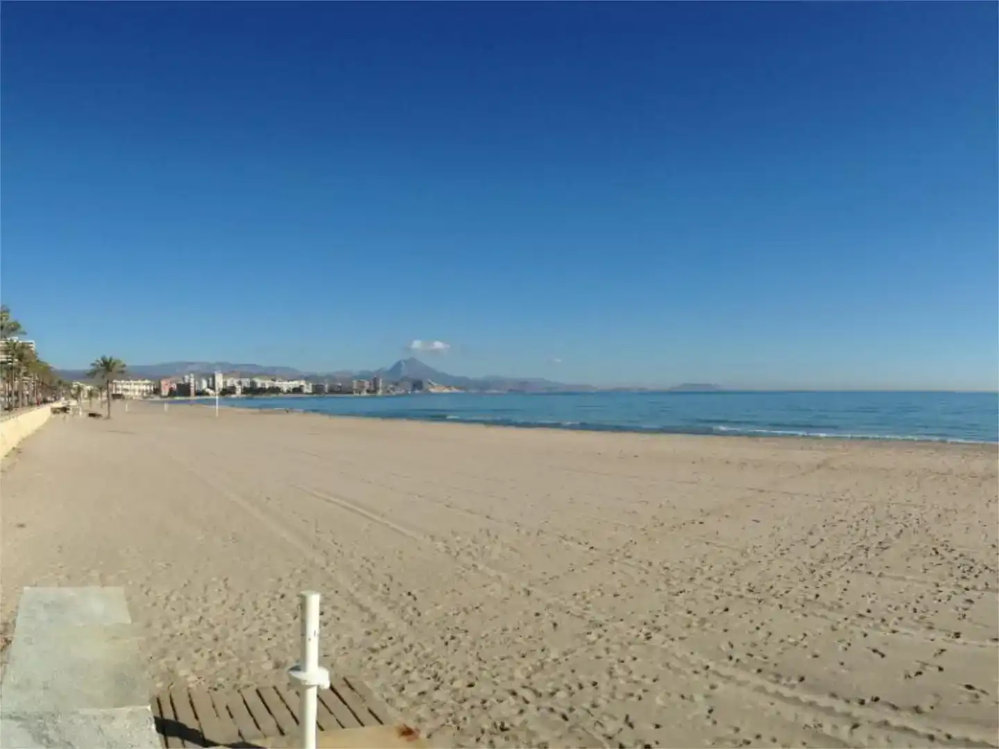 Vista exterior de Local en venda en Playa de San Juan - El Cabo de las Huertas
