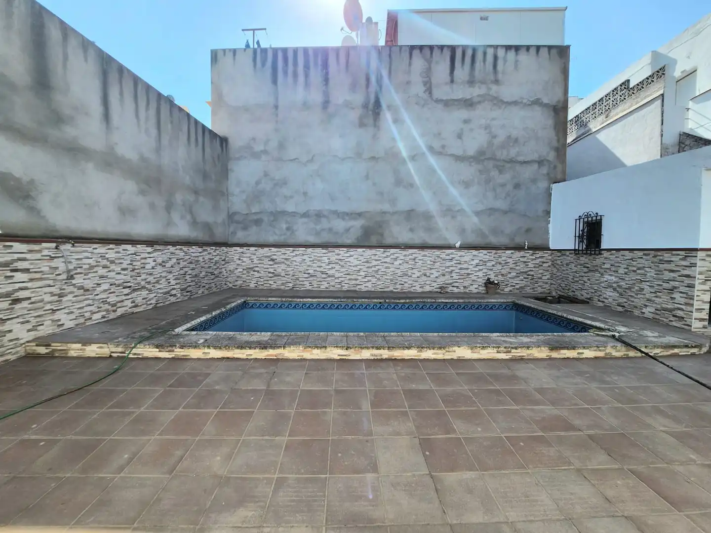 Schwimmbecken von Haus oder Chalet zum Verkauf in Alcalá de Guadaira mit Privatgarten, Terrasse und Abstellraum