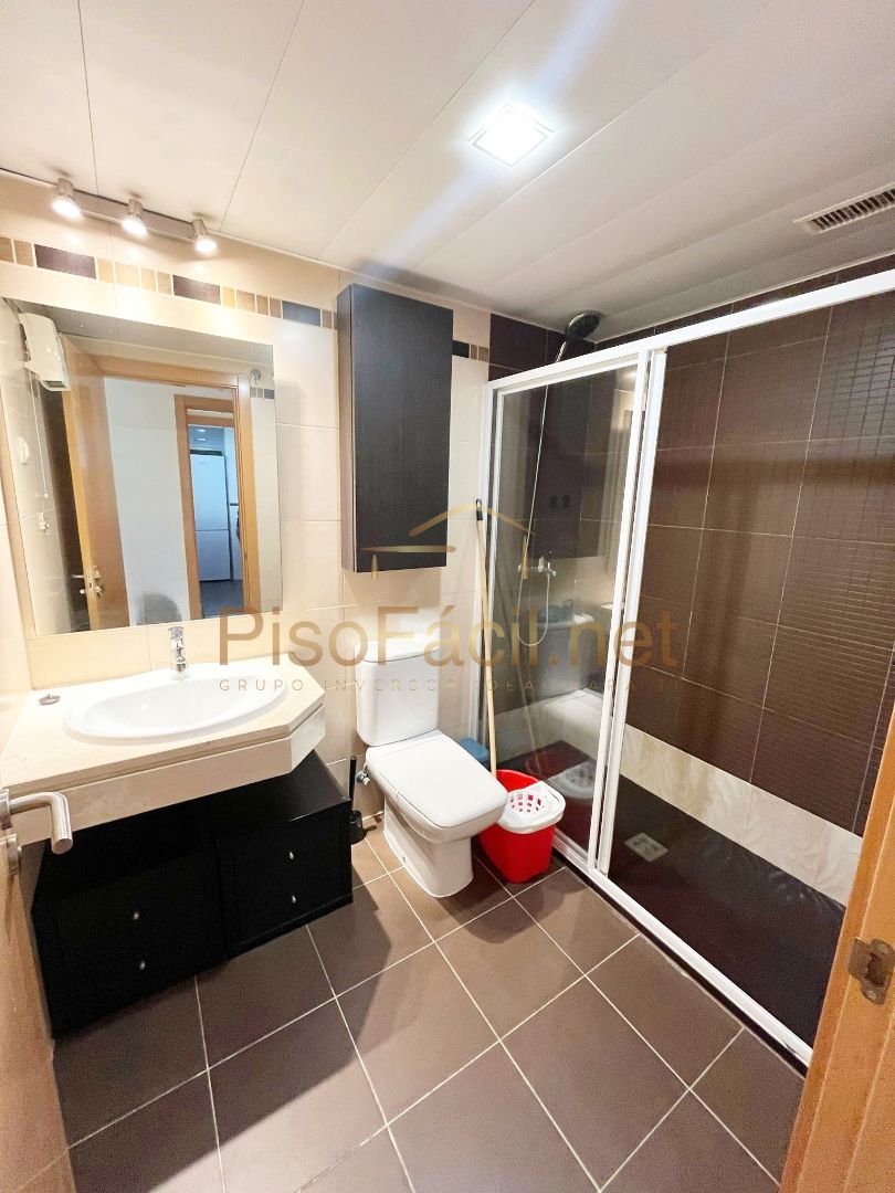 Bathroom of Flat for sale in Parla  with Air Conditioner, Heating and Parquet flooring