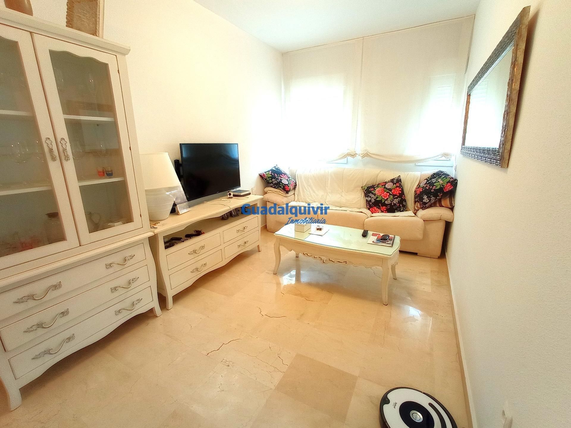 Living room of Flat for sale in  Sevilla Capital  with Air Conditioner, Parquet flooring and Storage room