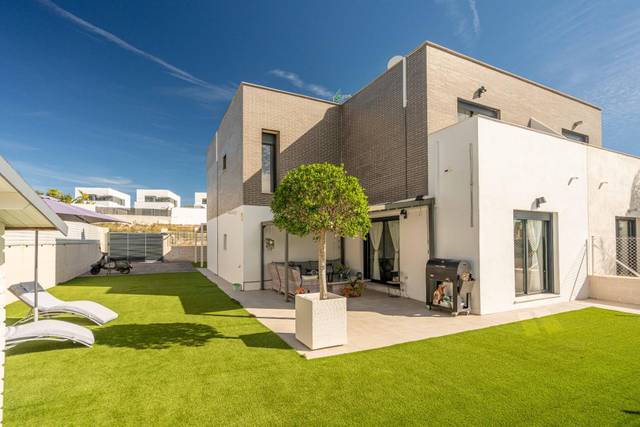 Casa adosada en Venta en Calle Rio Duero en San Antonio de Benagéber