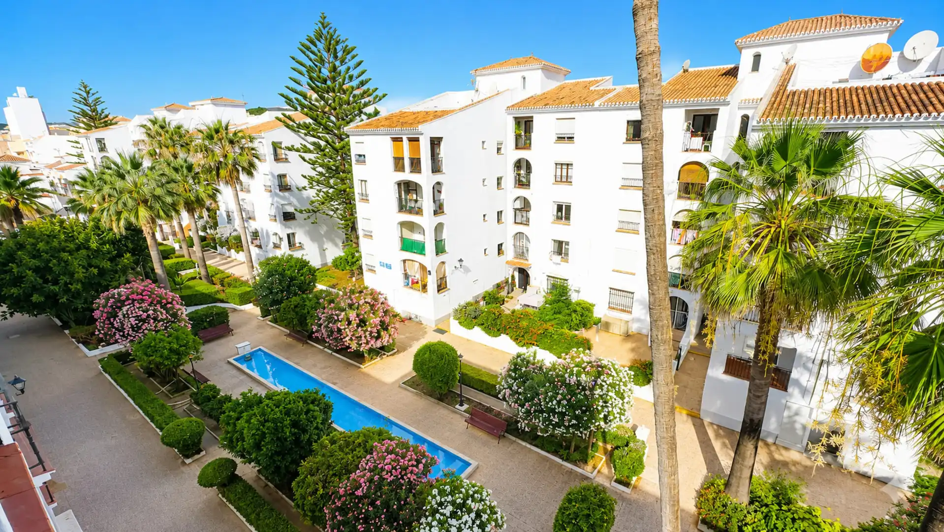 Außenansicht von Wohnungen zum Verkauf in Manilva mit Terrasse, Schwimmbad und Möbliert