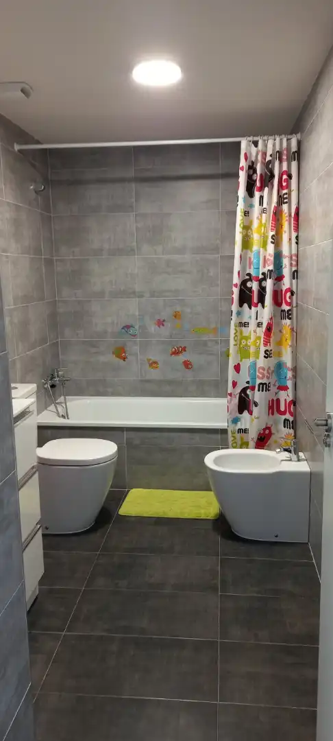 Badezimmer von Einfamilien-Reihenhaus zum Verkauf in Colmenar Viejo mit Klimaanlage, Heizung und Privatgarten