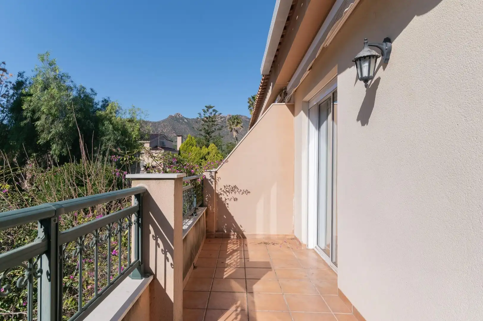 Terrasse von Einfamilien-Reihenhaus zum Verkauf in Benicasim / Benicàssim mit Heizung, Privatgarten und Terrasse