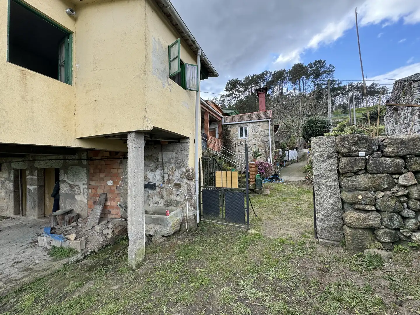 Vista exterior de Casa o chalet en venta en Crecente con Jardín privado, Trastero y Amueblado