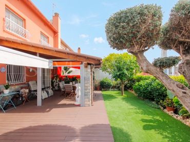 Terraced house with garden for sale in calle del Puigmal