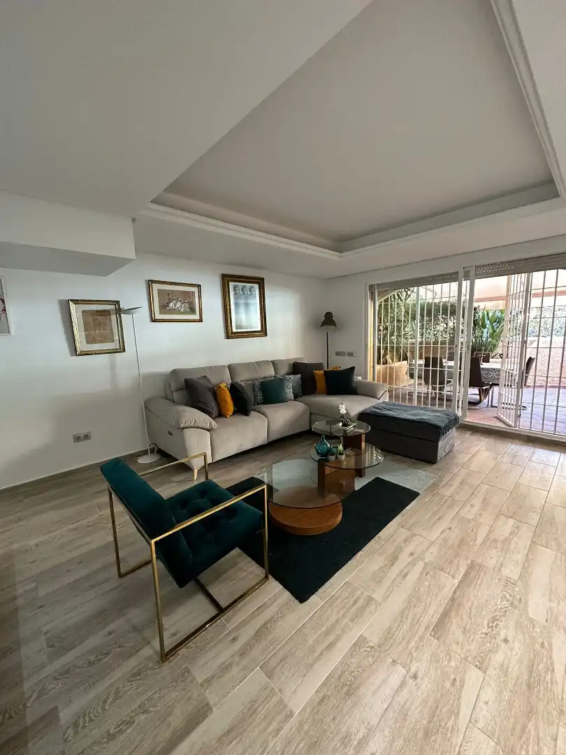 Sala d'estar de Casa adosada en venda en Marbella amb Aire condicionat, Terrassa i Moblat