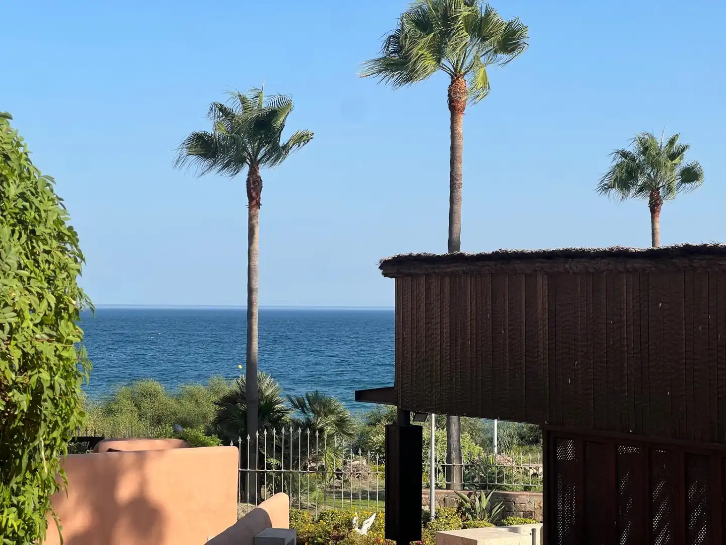 Wohnung zum Verkauf in Estepona mit Klimaanlage, Privatgarten und Terrasse