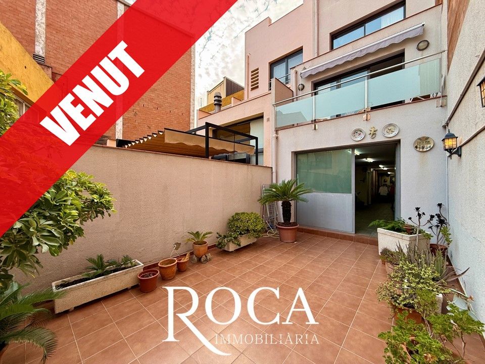 Exterior view of Single-family semi-detached for sale in  Barcelona Capital  with Air Conditioner, Heating and Private garden