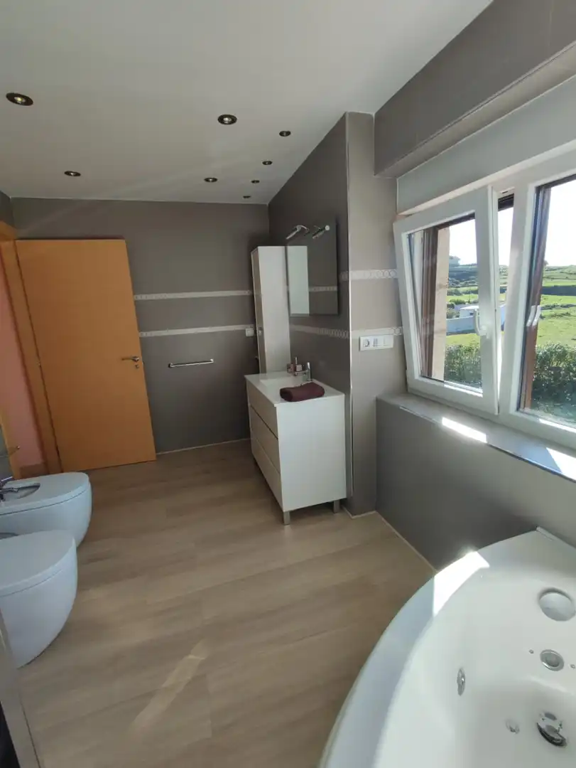 Baño de Casa o chalet de alquiler en Miengo con Calefacción, Jardín privado y Amueblado