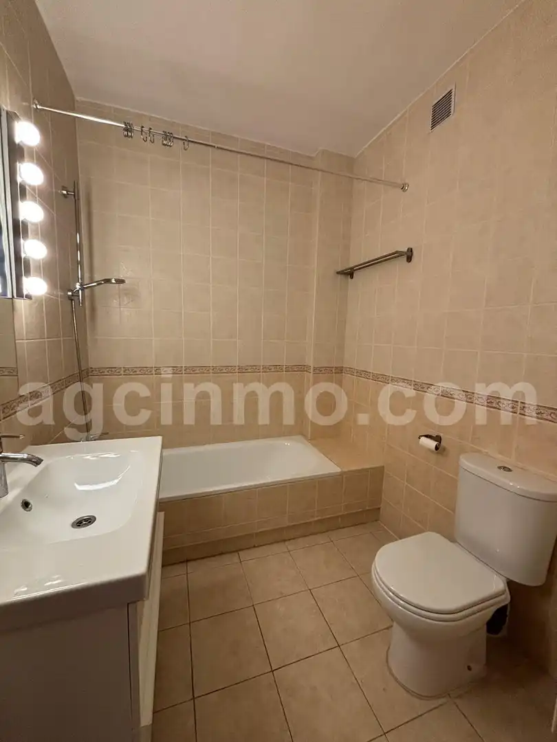 Baño de Piso de alquiler en Valladolid con Calefacción y Terraza