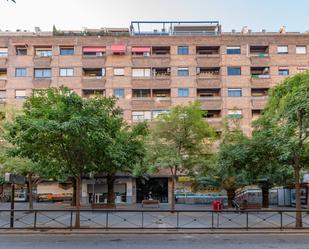 Vista exterior de Pis en venda en  Granada Capital amb Calefacció, Terrassa i Balcó