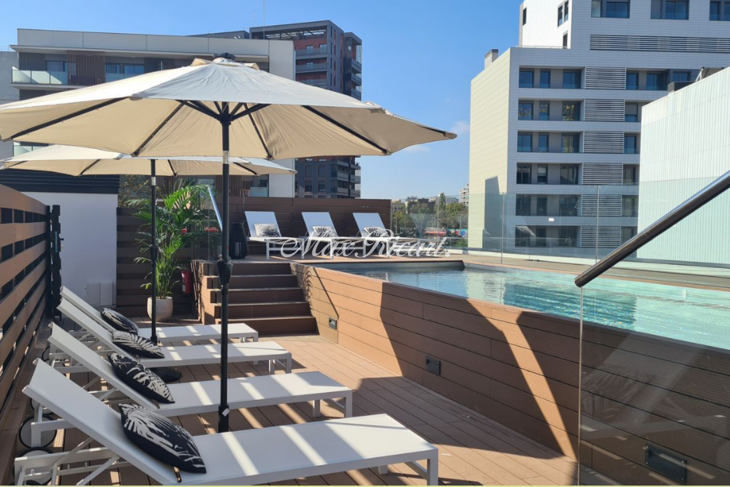 Schwimmbecken von Loft zum Verkauf in  Barcelona Capital mit Klimaanlage, Terrasse und Abstellraum